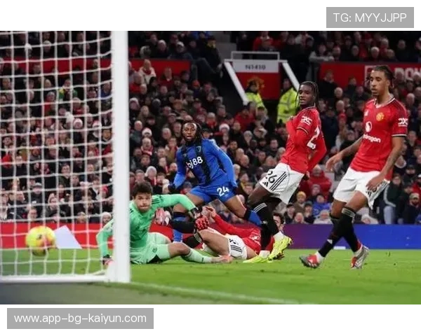 曼联比赛中整体推进受阻，中场对抗劣势显现